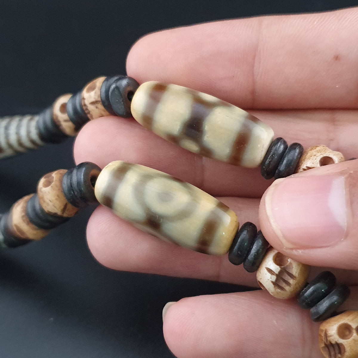 Collier de perles antiques birmanes Pumtek Pyu et tibétaines de l'Himalaya en agate en forme de crâne