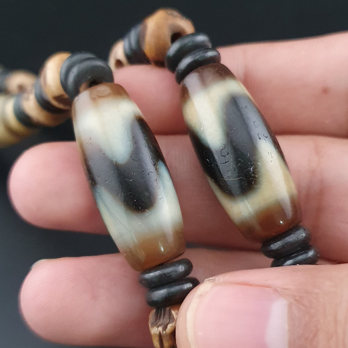 Collier de perles antiques birmanes Pumtek Pyu et tibétaines de l'Himalaya en agate en forme de crâne