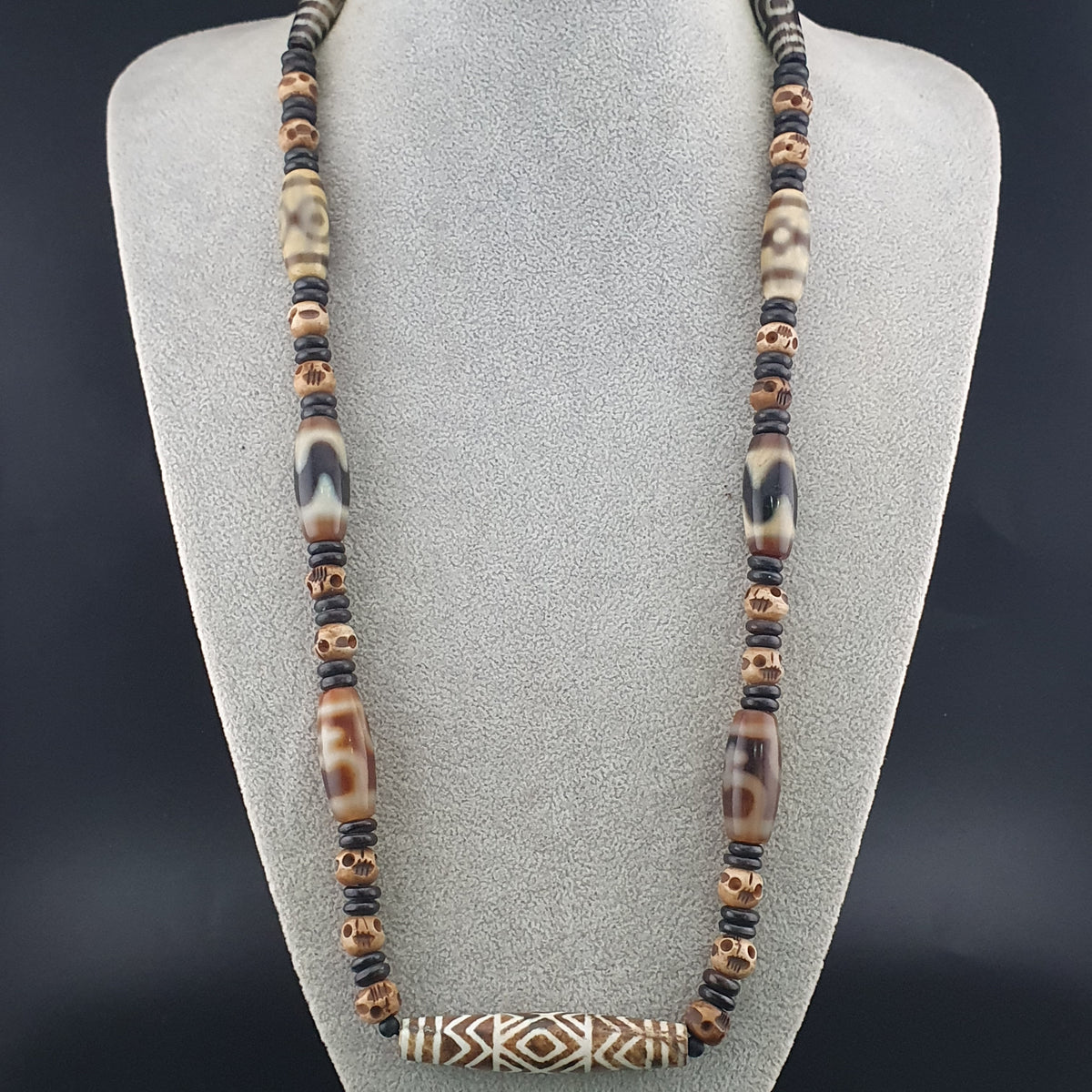 Collier de perles antiques birmanes Pumtek Pyu et tibétaines de l'Himalaya en agate en forme de crâne