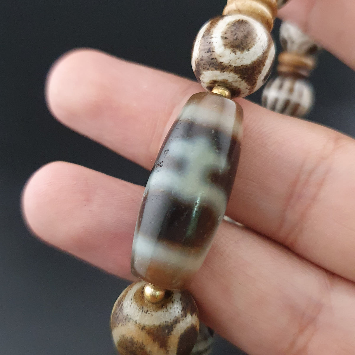 Armband aus antiken burmesischen Pumtek Pyu und Vintage Himalaya Schatzvasen-Muster Achatperlen