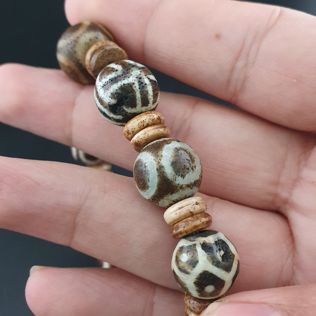 Armband aus antiken burmesischen Pumtek Pyu und Vintage Himalaya Schatzvasen-Muster Achatperlen