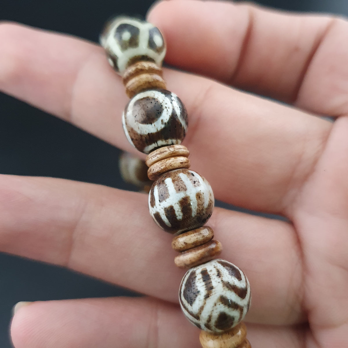 Armband aus antiken burmesischen Pumtek Pyu und Vintage Himalaya Schatzvasen-Muster Achatperlen