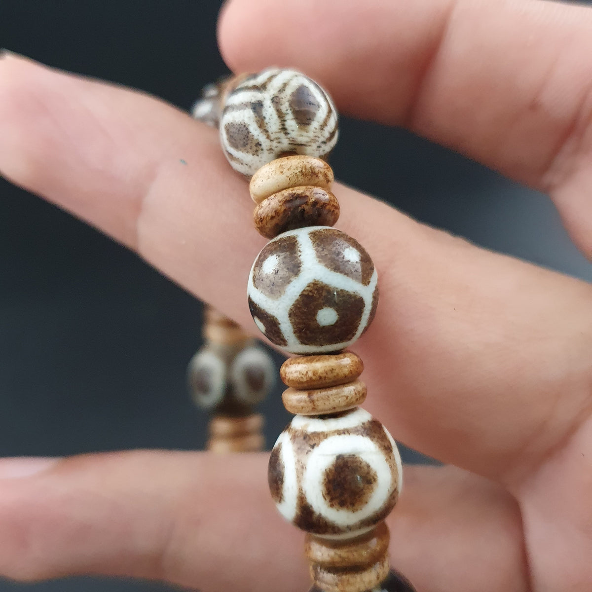 Armband aus antiken burmesischen Pumtek Pyu und Vintage Himalaya Schatzvasen-Muster Achatperlen