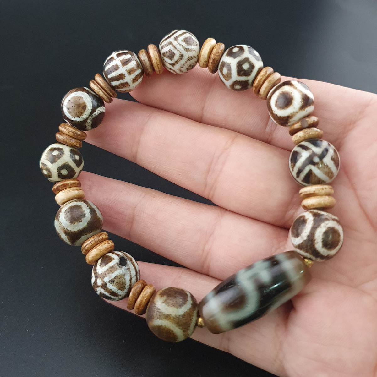 Armband aus antiken burmesischen Pumtek Pyu und Vintage Himalaya Schatzvasen-Muster Achatperlen