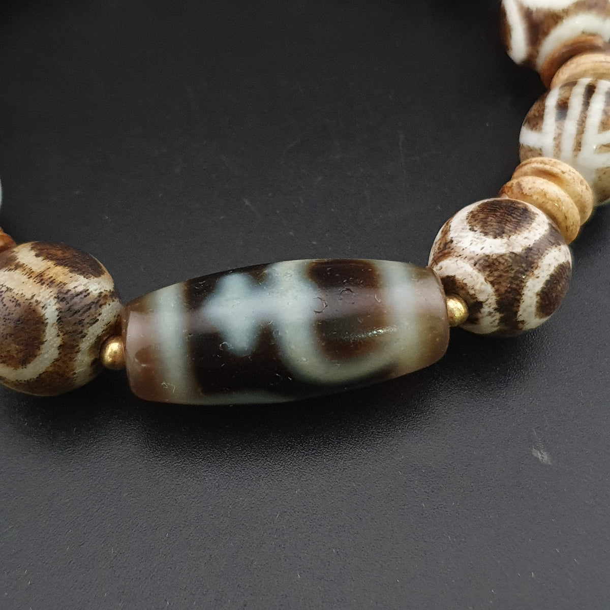 Armband aus antiken burmesischen Pumtek Pyu und Vintage Himalaya Schatzvasen-Muster Achatperlen