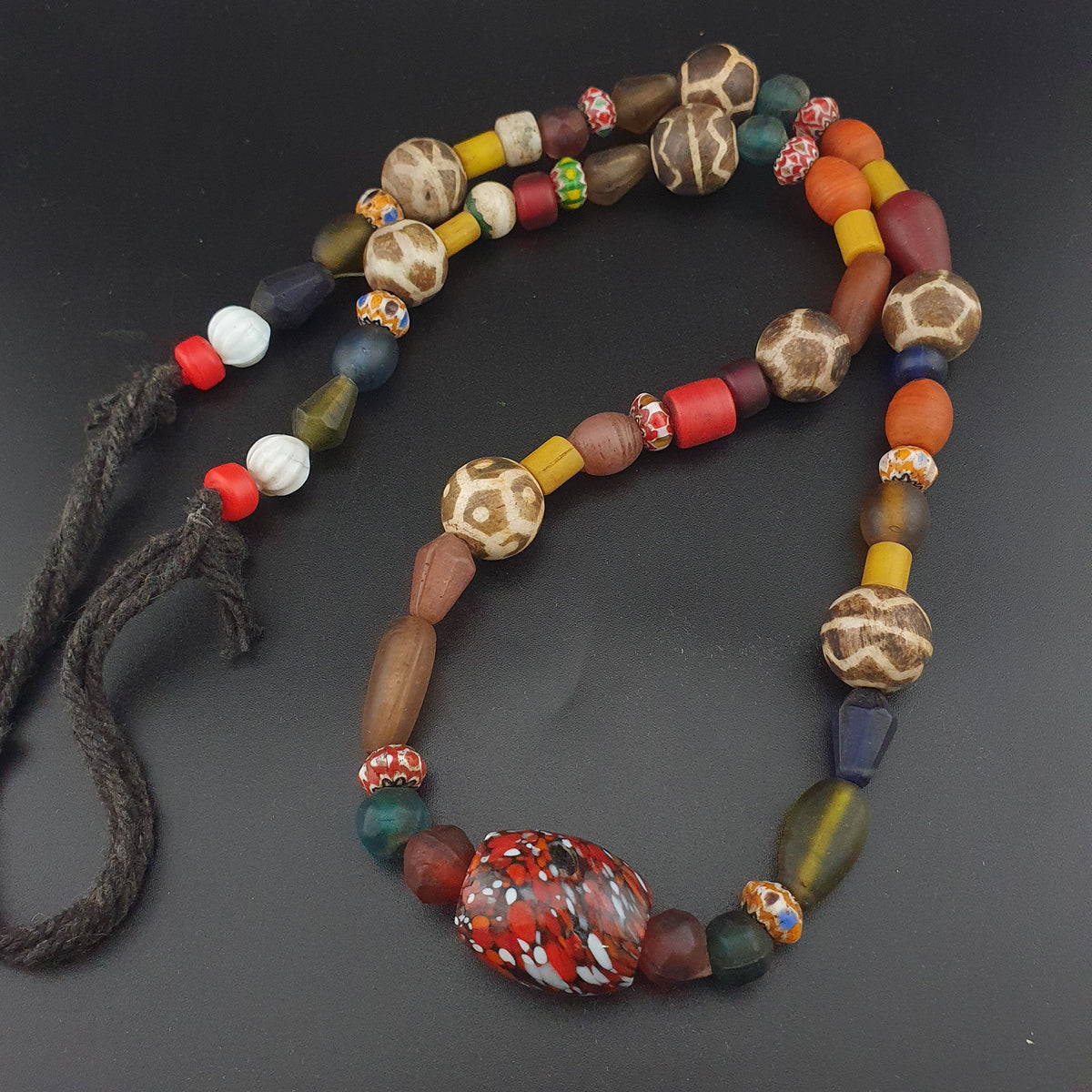 Collier tribal en perles Pyu et Pumtek, avec verre vintage d'Asie et d'Afrique