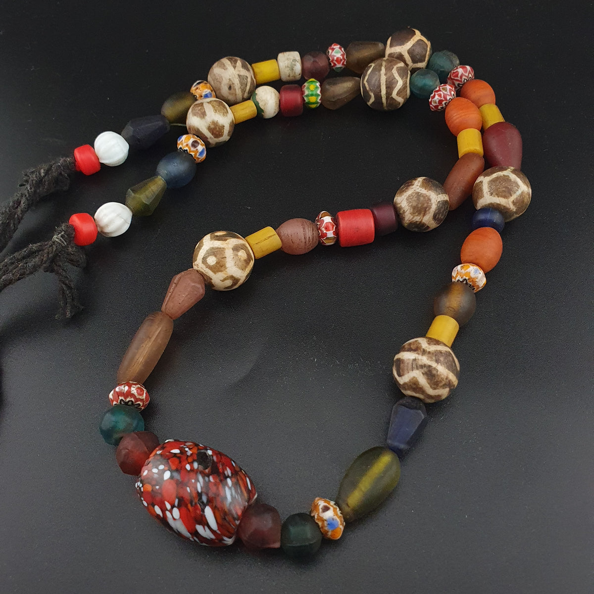 Collier tribal en perles Pyu et Pumtek, avec verre vintage d'Asie et d'Afrique