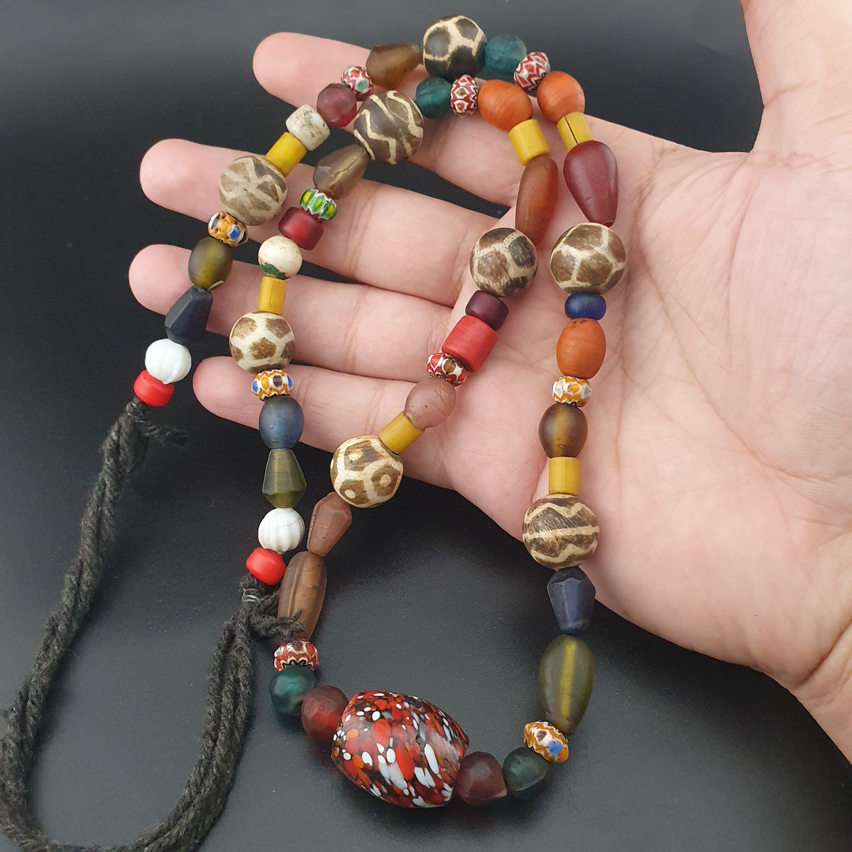 Collier tribal en perles Pyu et Pumtek, avec verre vintage d'Asie et d'Afrique