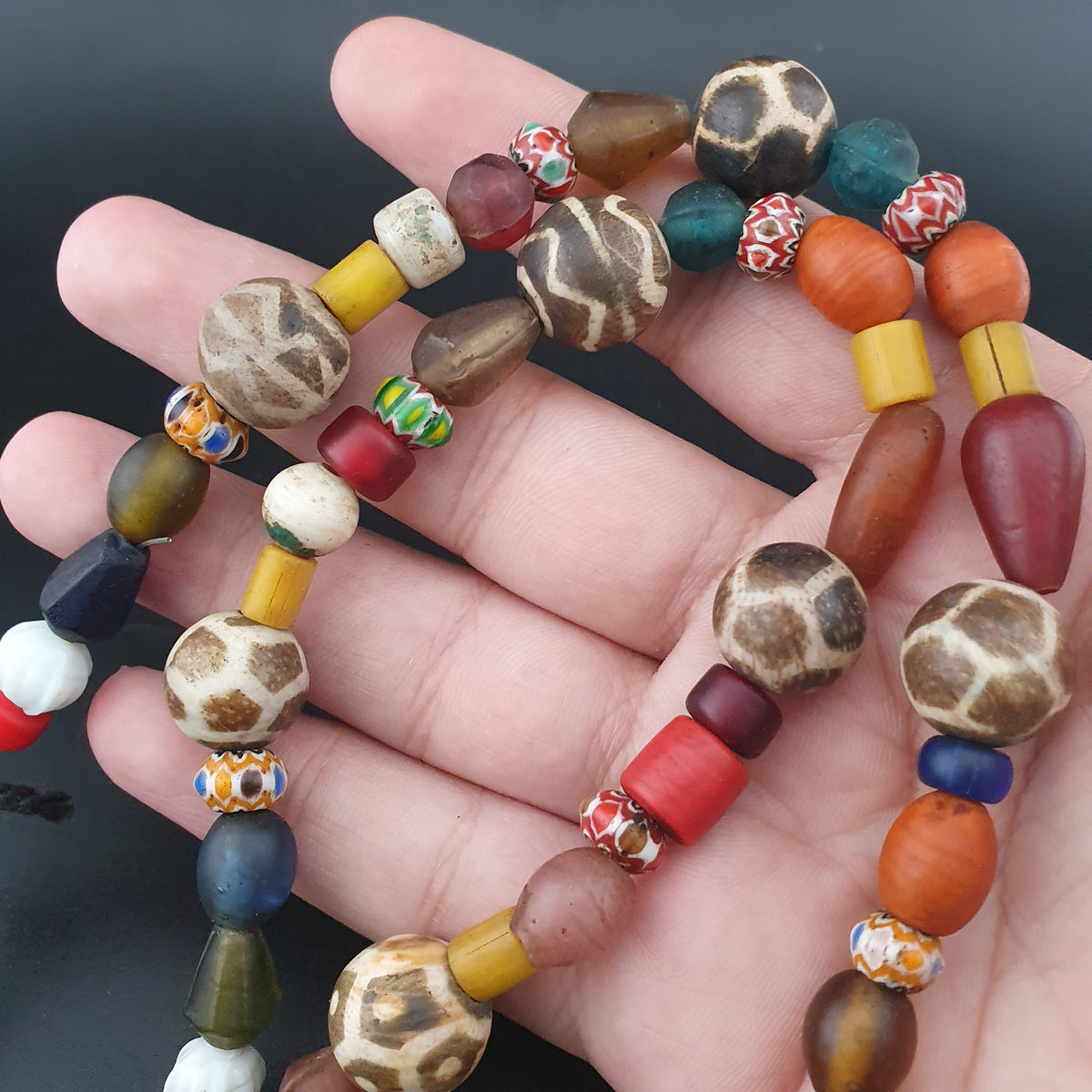 Collier tribal en perles Pyu et Pumtek, avec verre vintage d'Asie et d'Afrique