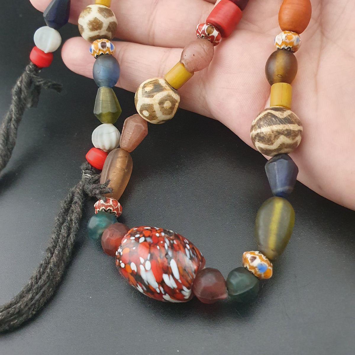 Collier tribal en perles Pyu et Pumtek, avec verre vintage d'Asie et d'Afrique