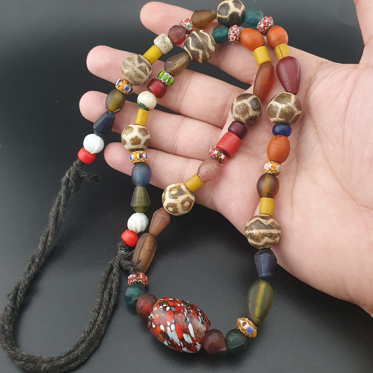 Collier tribal en perles Pyu et Pumtek, avec verre vintage d'Asie et d'Afrique