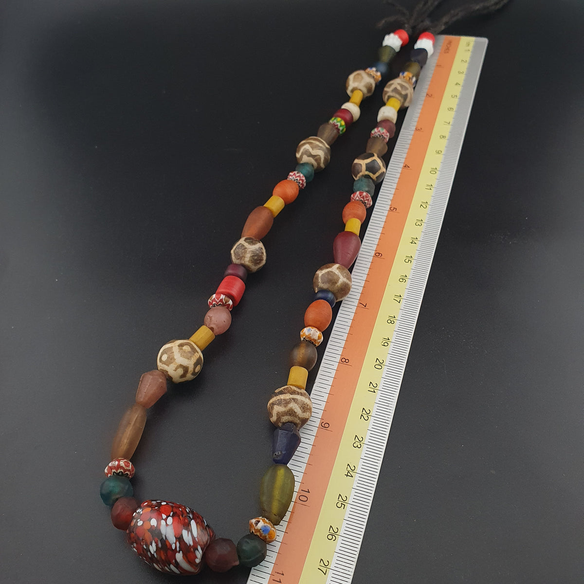 Collier tribal en perles Pyu et Pumtek, avec verre vintage d'Asie et d'Afrique