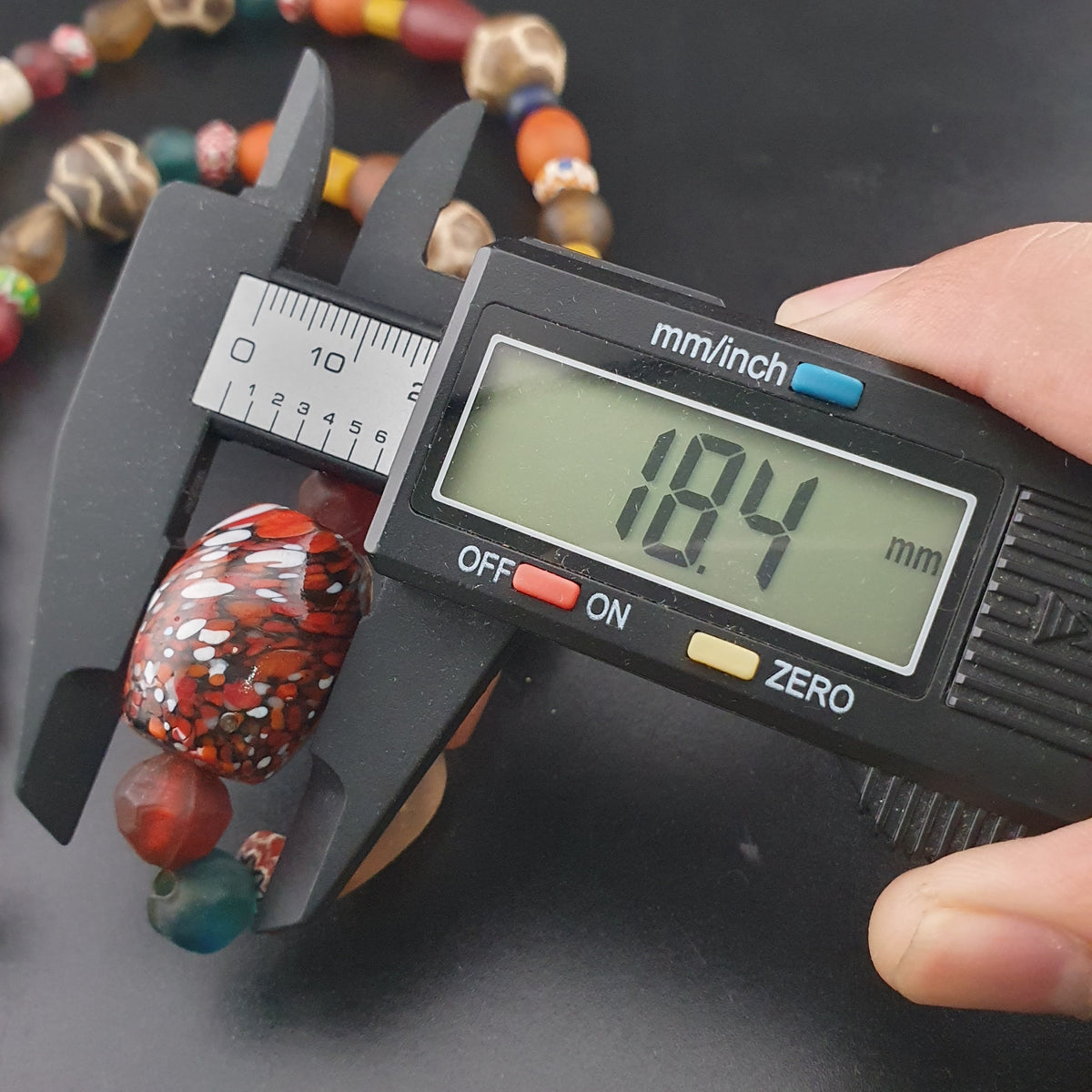 Collier tribal en perles Pyu et Pumtek, avec verre vintage d'Asie et d'Afrique
