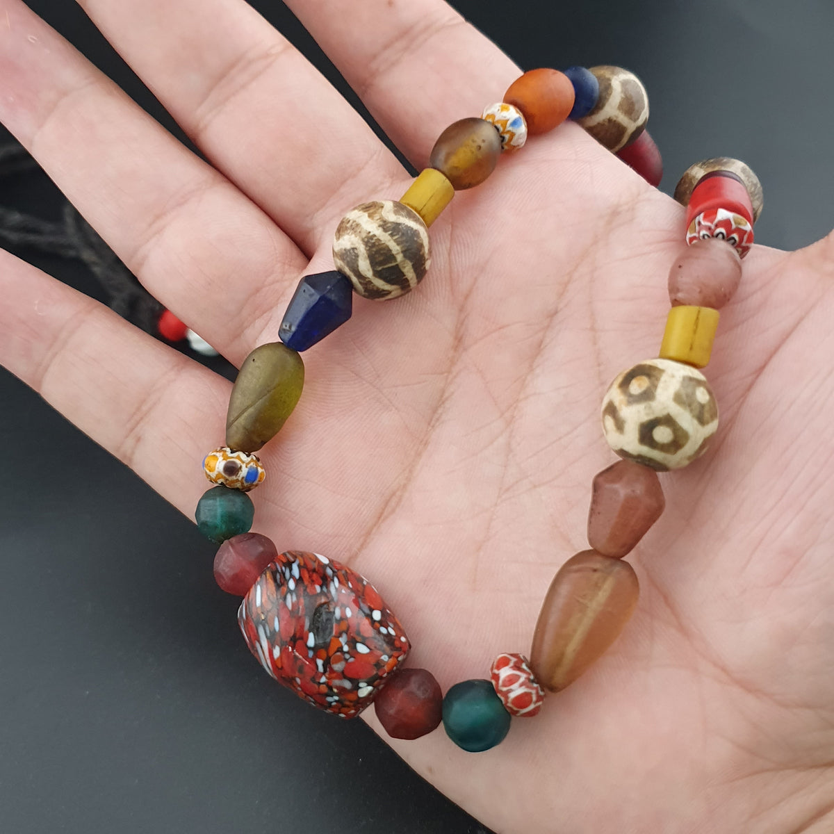 Collier tribal en perles Pyu et Pumtek, avec verre vintage d'Asie et d'Afrique