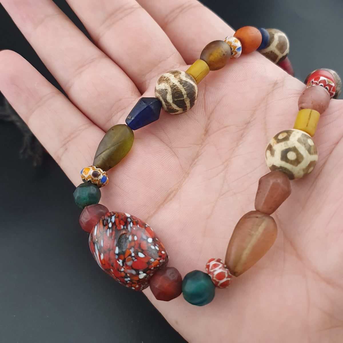 Collier tribal en perles Pyu et Pumtek, avec verre vintage d'Asie et d'Afrique