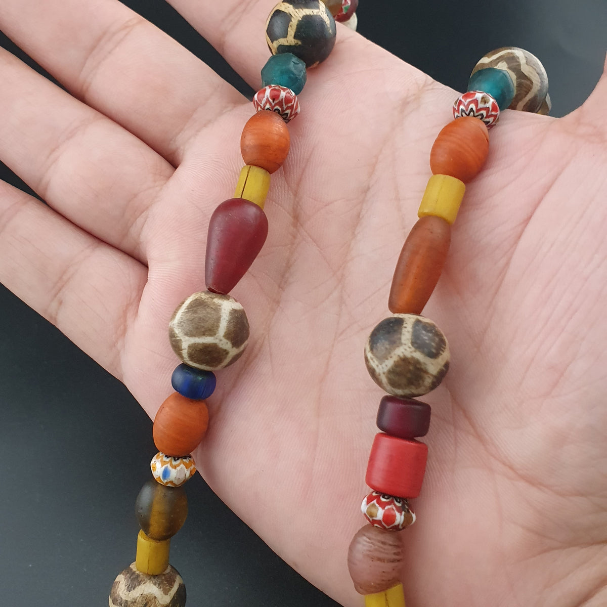 Collier tribal en perles Pyu et Pumtek, avec verre vintage d'Asie et d'Afrique