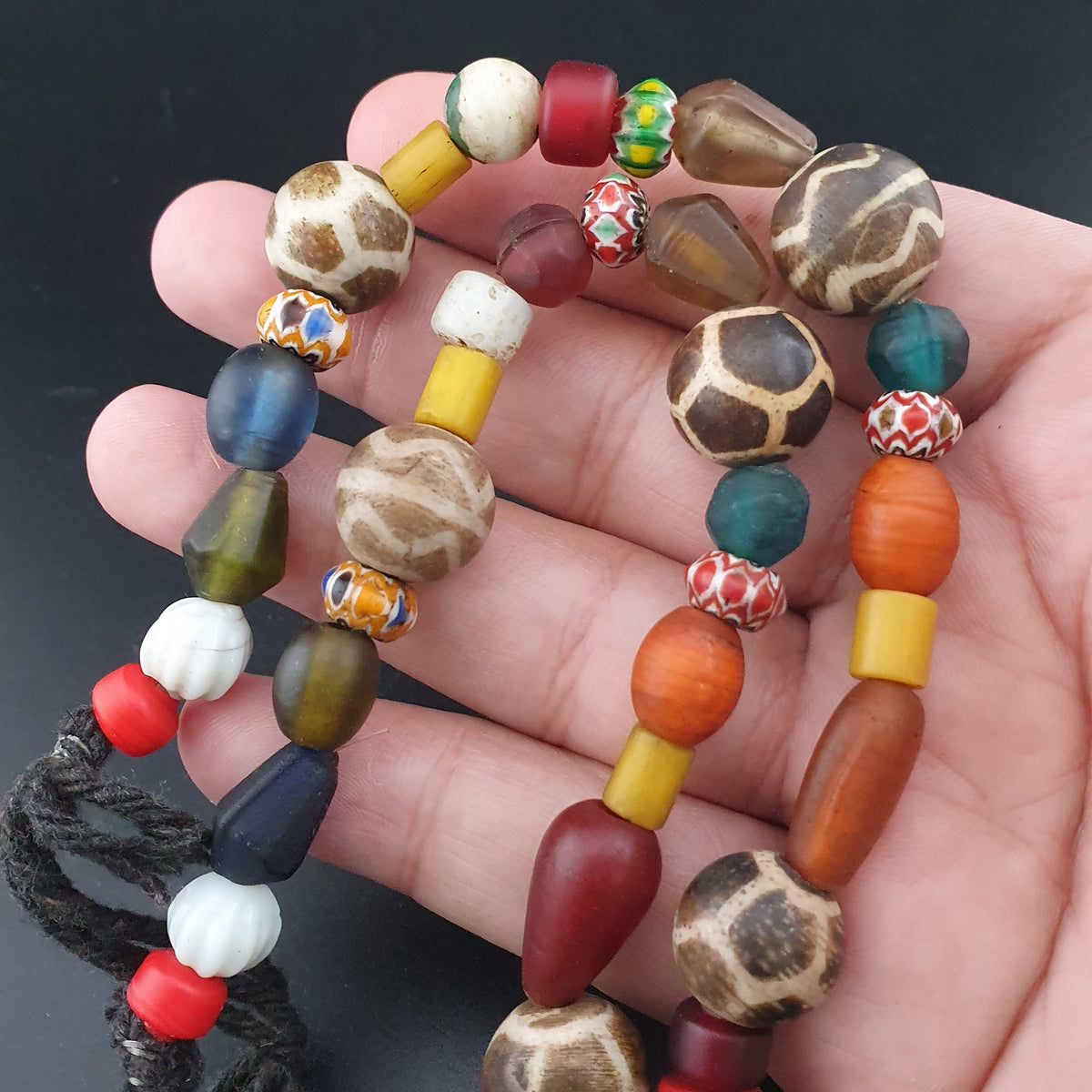 Collier tribal en perles Pyu et Pumtek, avec verre vintage d'Asie et d'Afrique