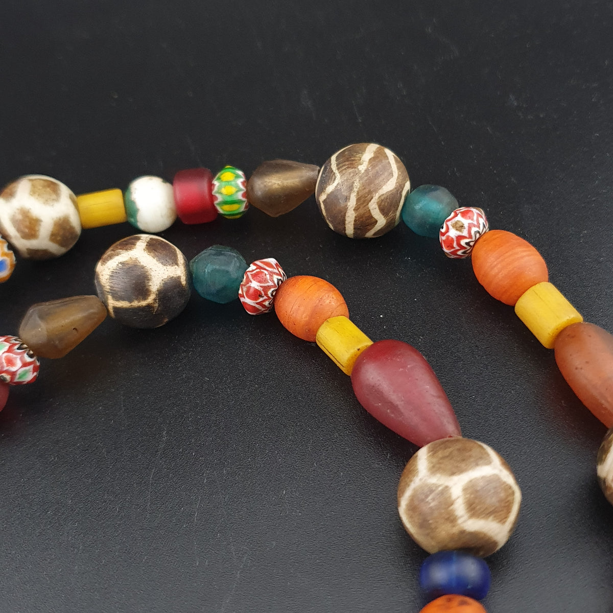 Collier tribal en perles Pyu et Pumtek, avec verre vintage d'Asie et d'Afrique