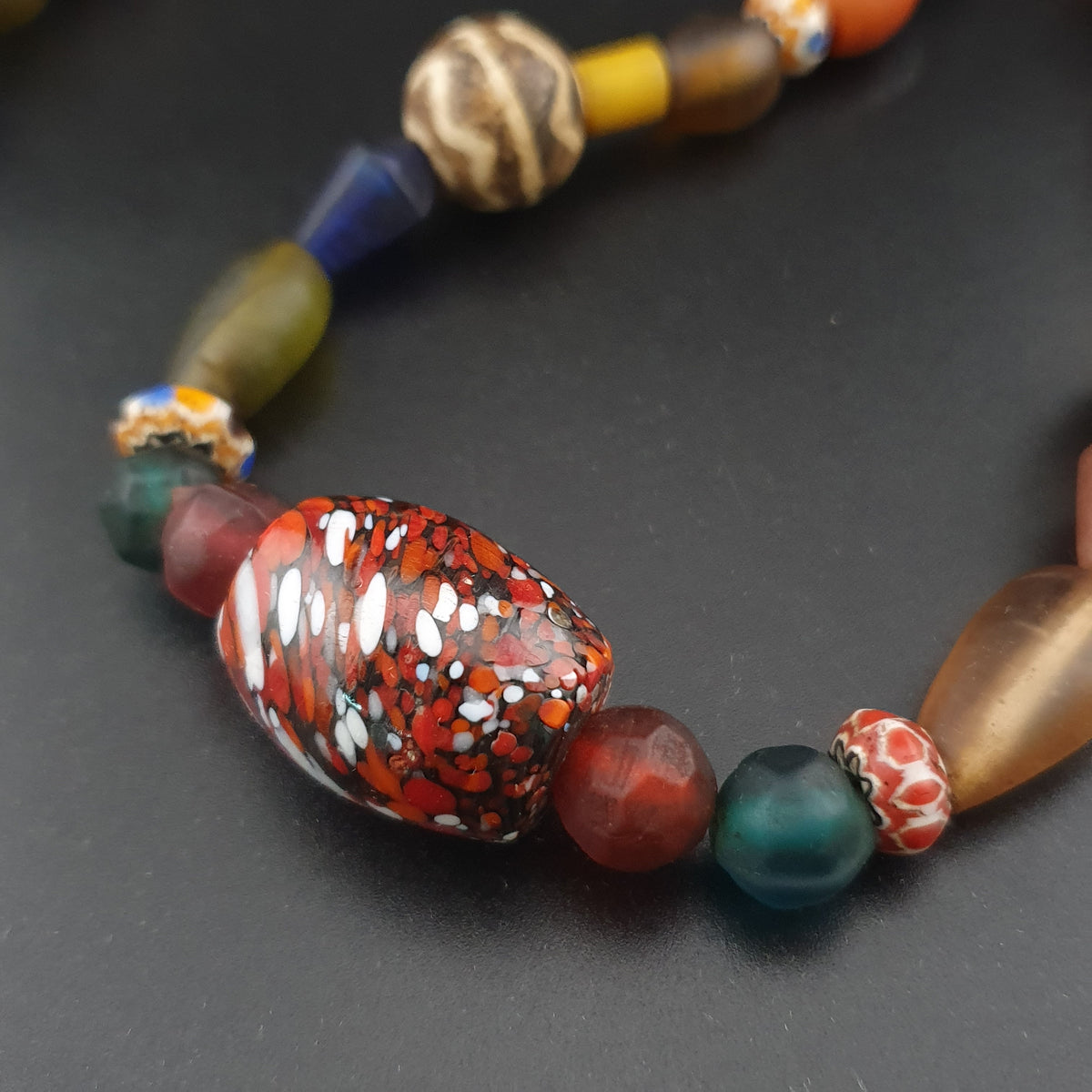 Collier tribal en perles Pyu et Pumtek, avec verre vintage d'Asie et d'Afrique