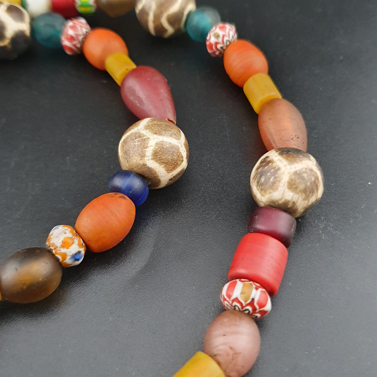 Collier tribal en perles Pyu et Pumtek, avec verre vintage d'Asie et d'Afrique