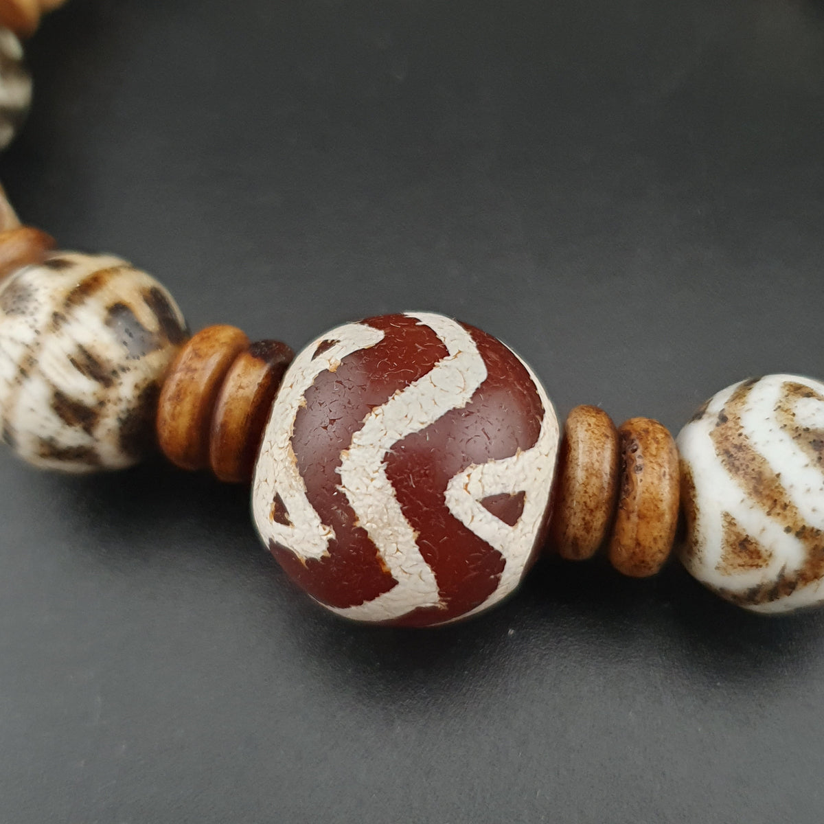 Armband mit antiken, geätzten Karneol-Achat- und Pumtek-Pyu-Perlen
