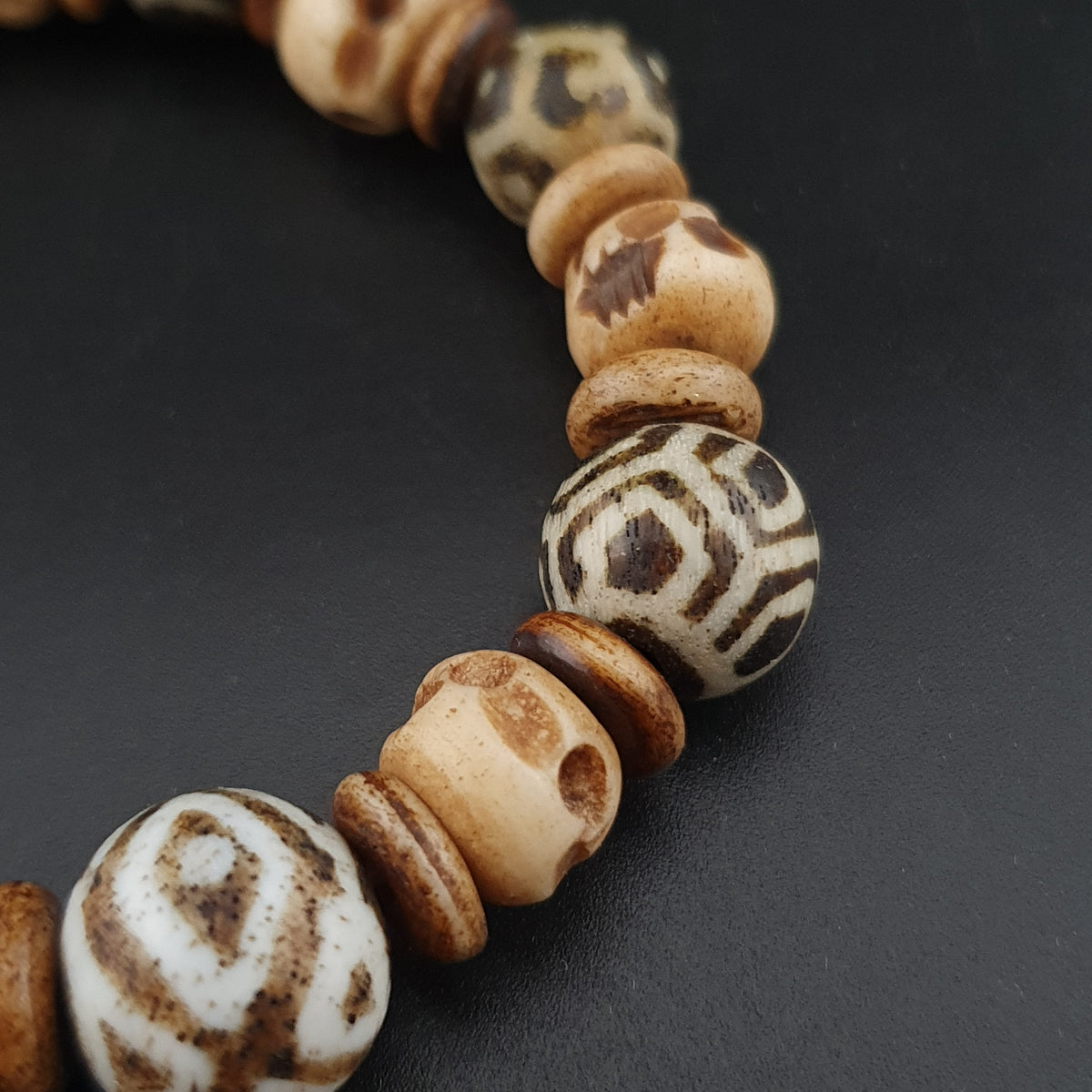 Armband mit antiken, geätzten Karneol-Achat- und Pumtek-Pyu-Perlen