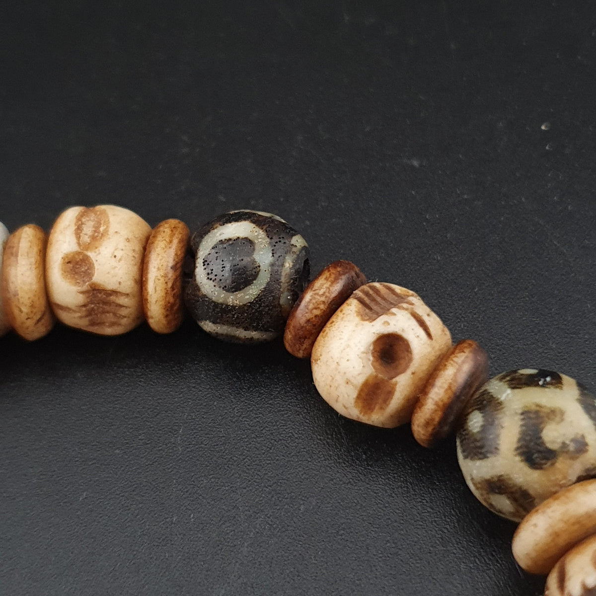 Armband mit antiken, geätzten Karneol-Achat- und Pumtek-Pyu-Perlen