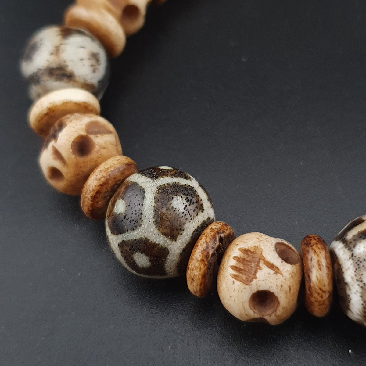 Armband mit antiken, geätzten Karneol-Achat- und Pumtek-Pyu-Perlen