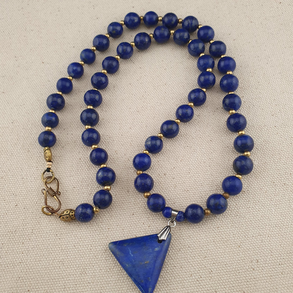 Vintage Lapislazuli-Perlenkette mit silbernem dreieckigem Lapislazuli-Anhänger