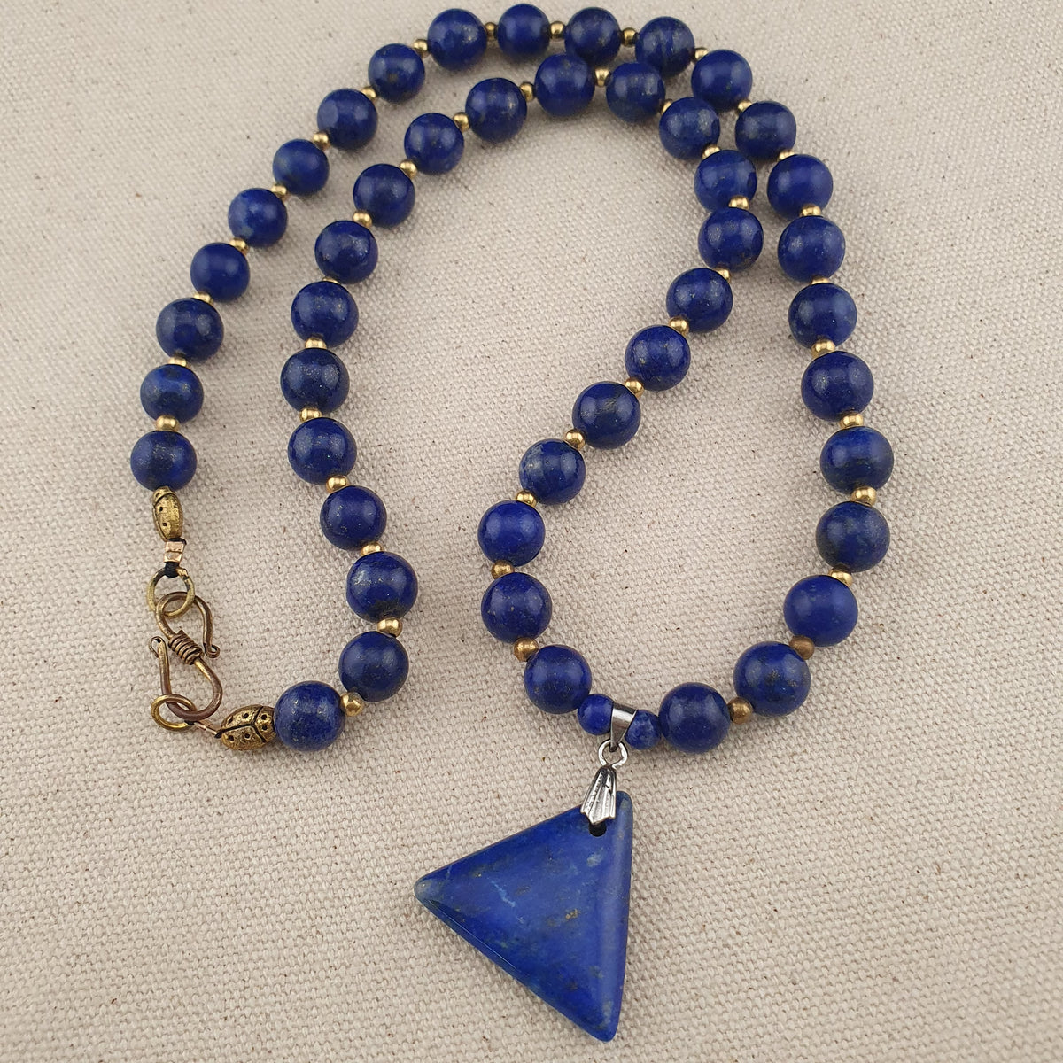 Vintage Lapislazuli-Perlenkette mit silbernem dreieckigem Lapislazuli-Anhänger