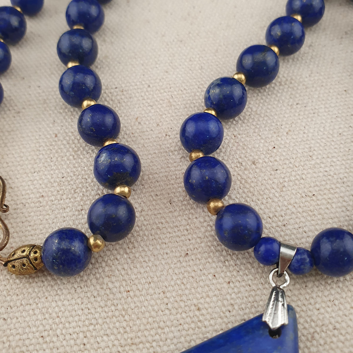 Vintage Lapislazuli-Perlenkette mit silbernem dreieckigem Lapislazuli-Anhänger