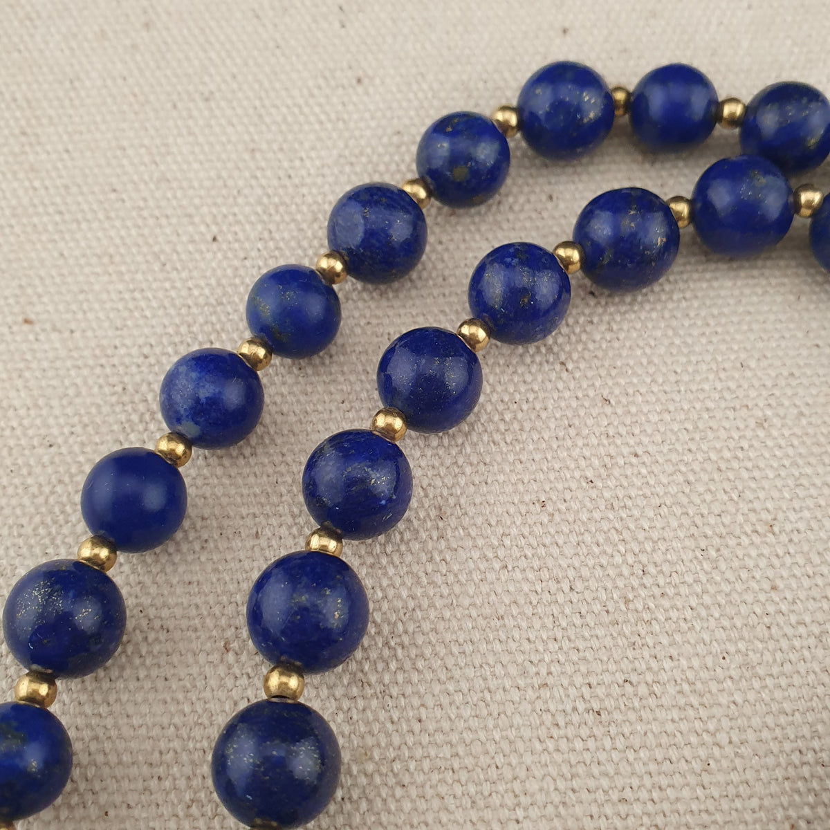 Vintage Lapislazuli-Perlenkette mit silbernem dreieckigem Lapislazuli-Anhänger