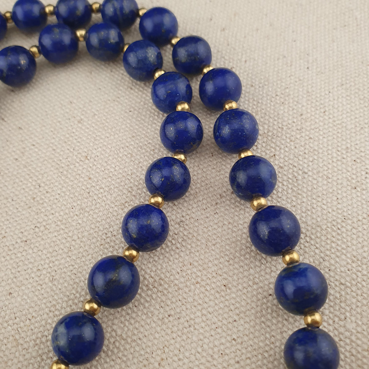 Vintage Lapislazuli-Perlenkette mit silbernem dreieckigem Lapislazuli-Anhänger