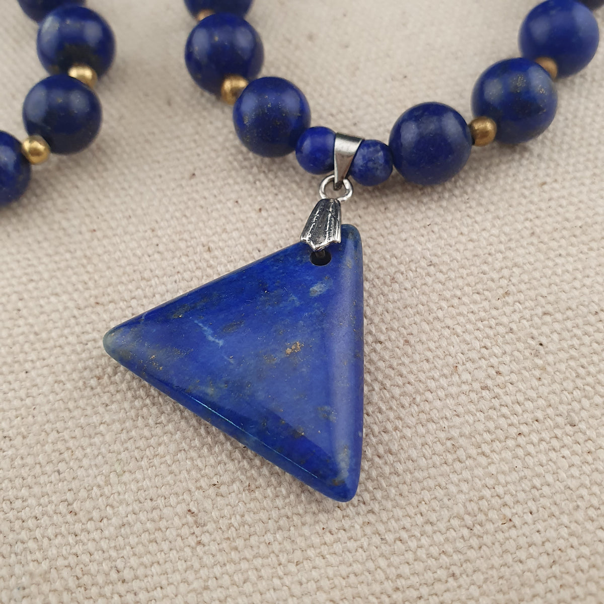 Vintage Lapislazuli-Perlenkette mit silbernem dreieckigem Lapislazuli-Anhänger