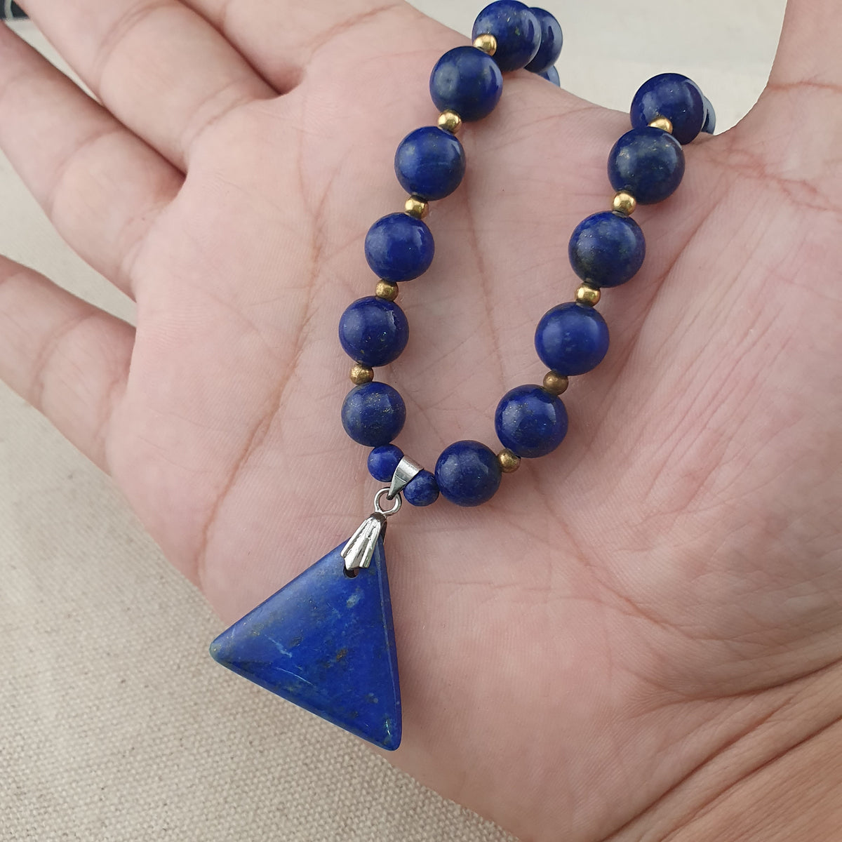 Vintage Lapislazuli-Perlenkette mit silbernem dreieckigem Lapislazuli-Anhänger