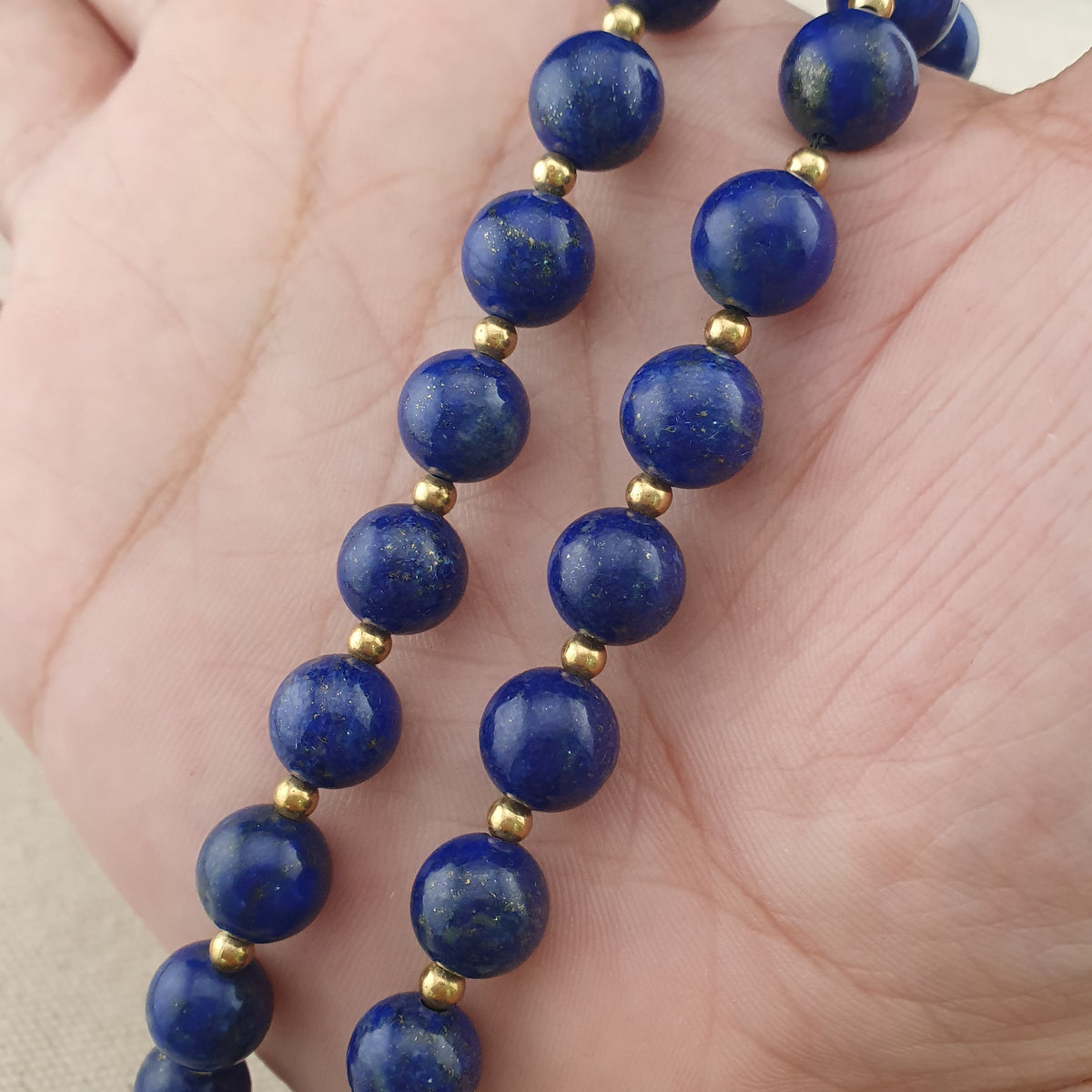 Vintage Lapislazuli-Perlenkette mit silbernem dreieckigem Lapislazuli-Anhänger