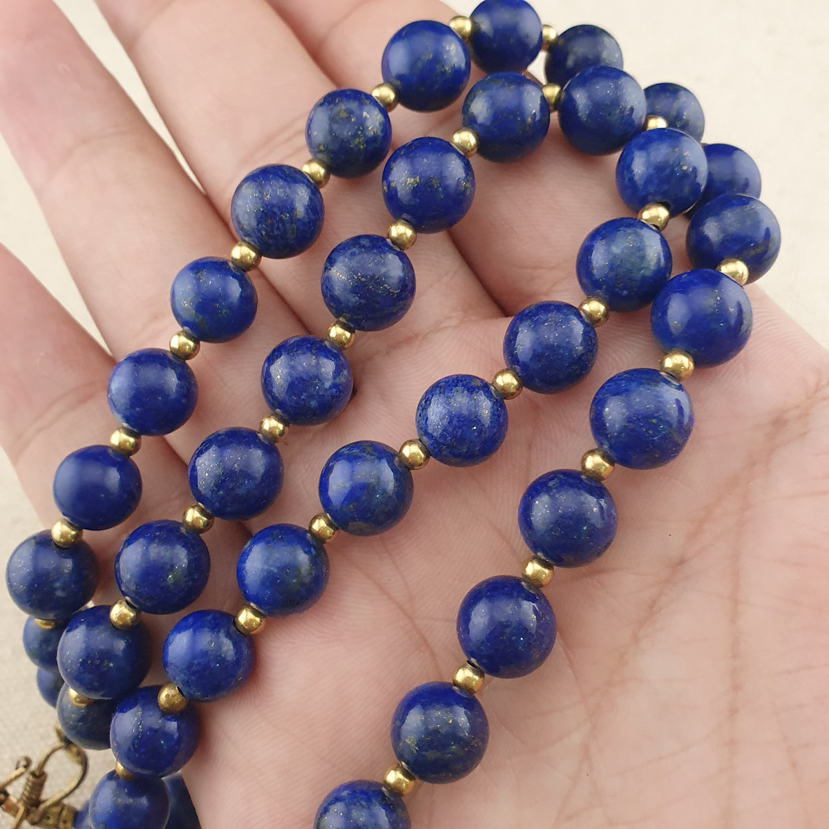Vintage Lapislazuli-Perlenkette mit silbernem dreieckigem Lapislazuli-Anhänger