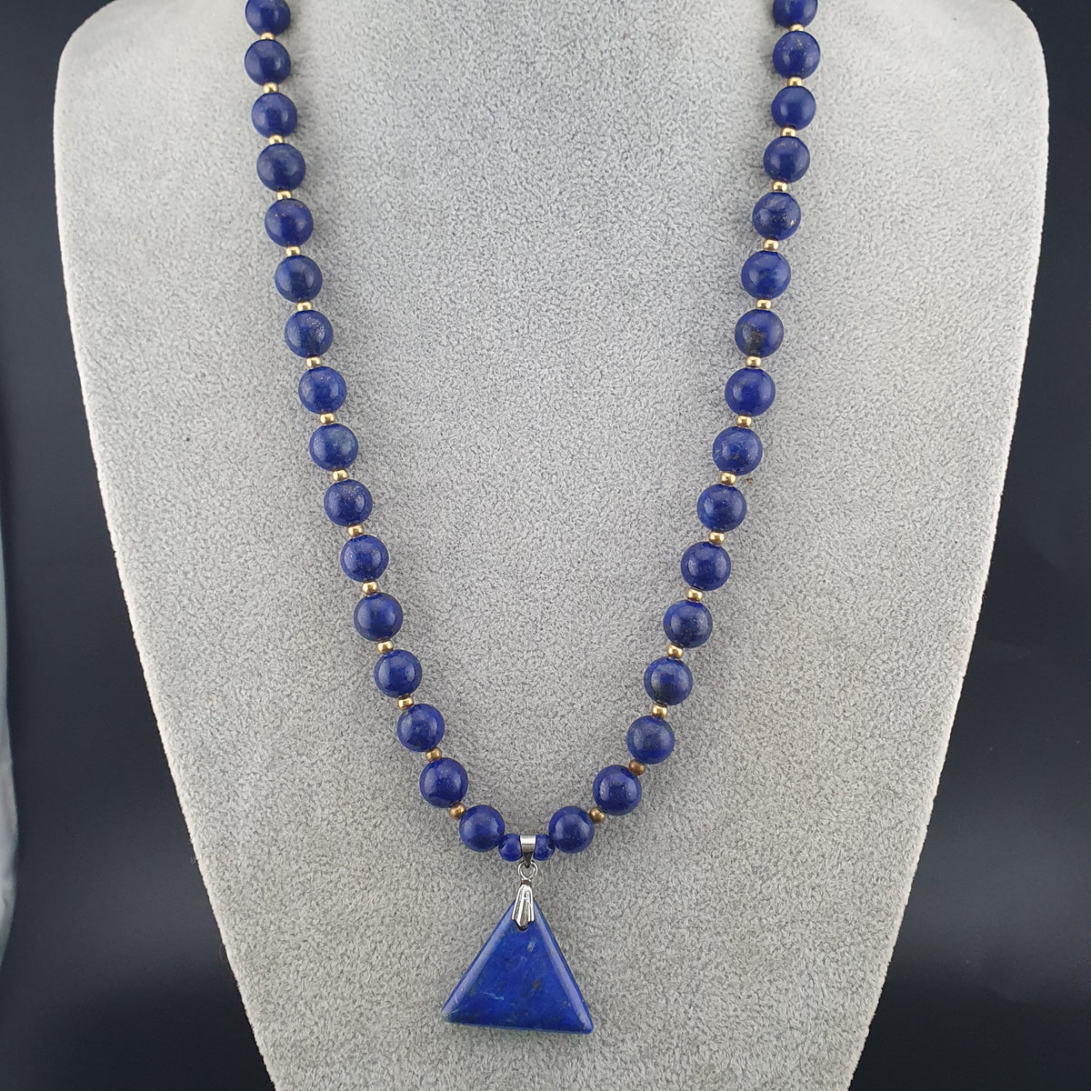 Vintage Lapislazuli-Perlenkette mit silbernem dreieckigem Lapislazuli-Anhänger