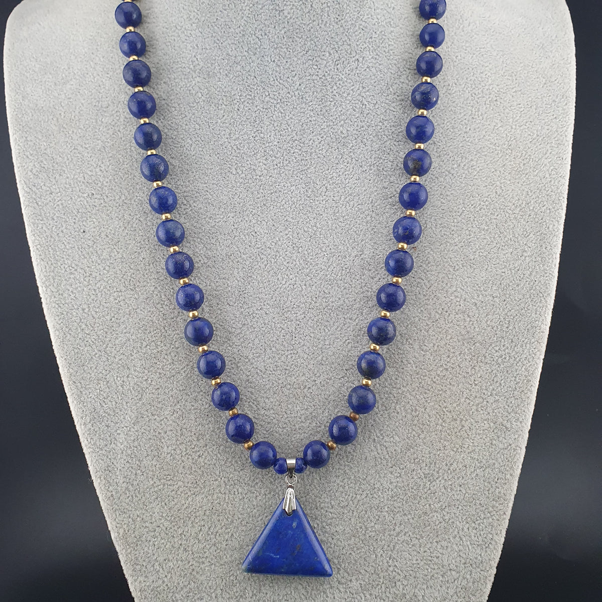 Vintage Lapislazuli-Perlenkette mit silbernem dreieckigem Lapislazuli-Anhänger