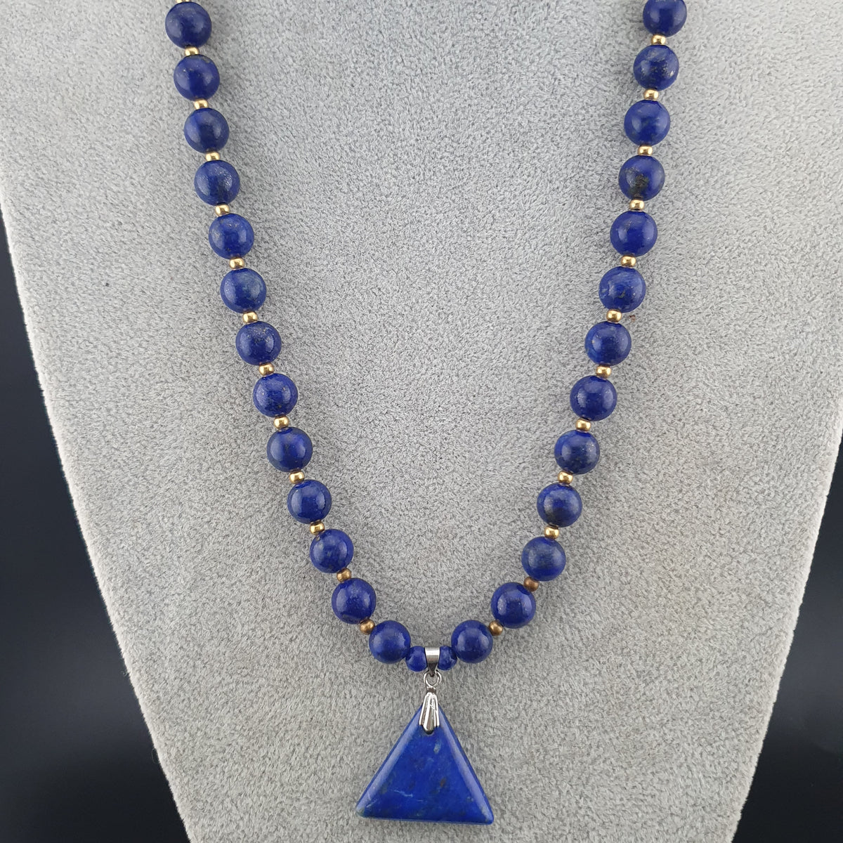 Vintage Lapislazuli-Perlenkette mit silbernem dreieckigem Lapislazuli-Anhänger