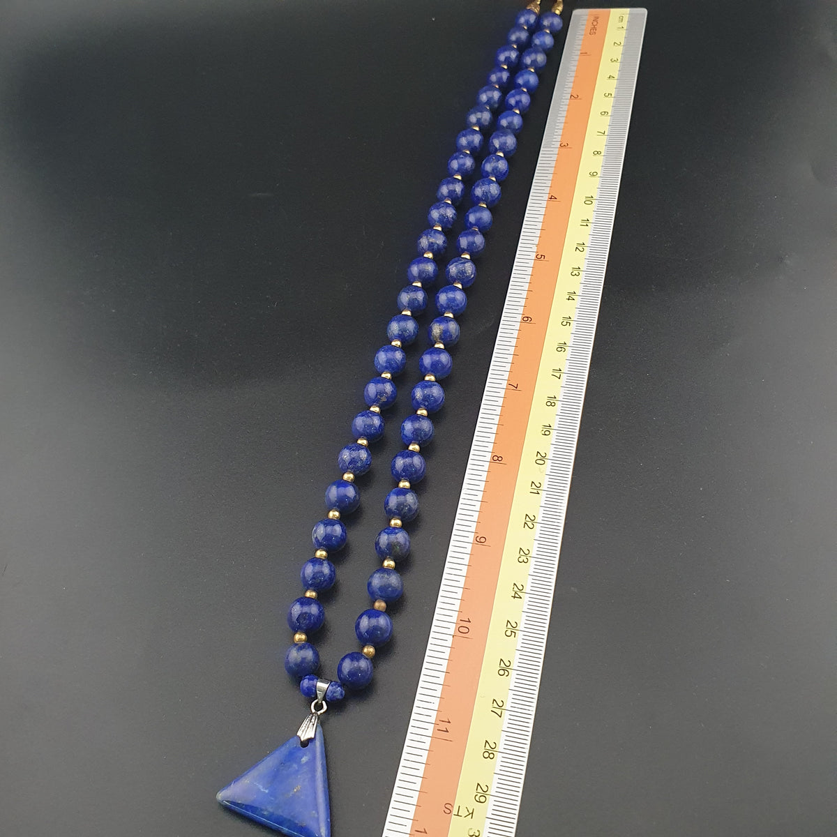 Vintage Lapislazuli-Perlenkette mit silbernem dreieckigem Lapislazuli-Anhänger