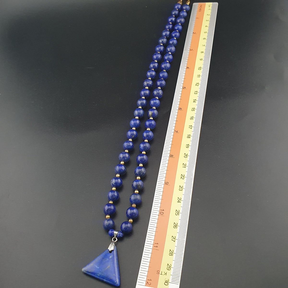 Vintage Lapislazuli-Perlenkette mit silbernem dreieckigem Lapislazuli-Anhänger