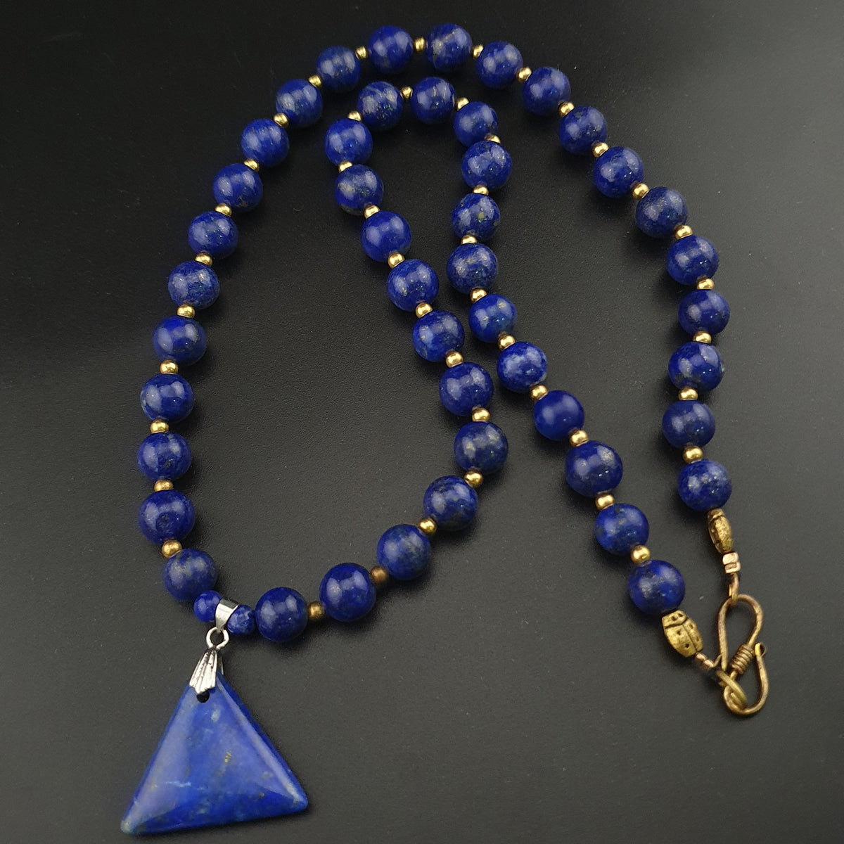 Vintage Lapislazuli-Perlenkette mit silbernem dreieckigem Lapislazuli-Anhänger