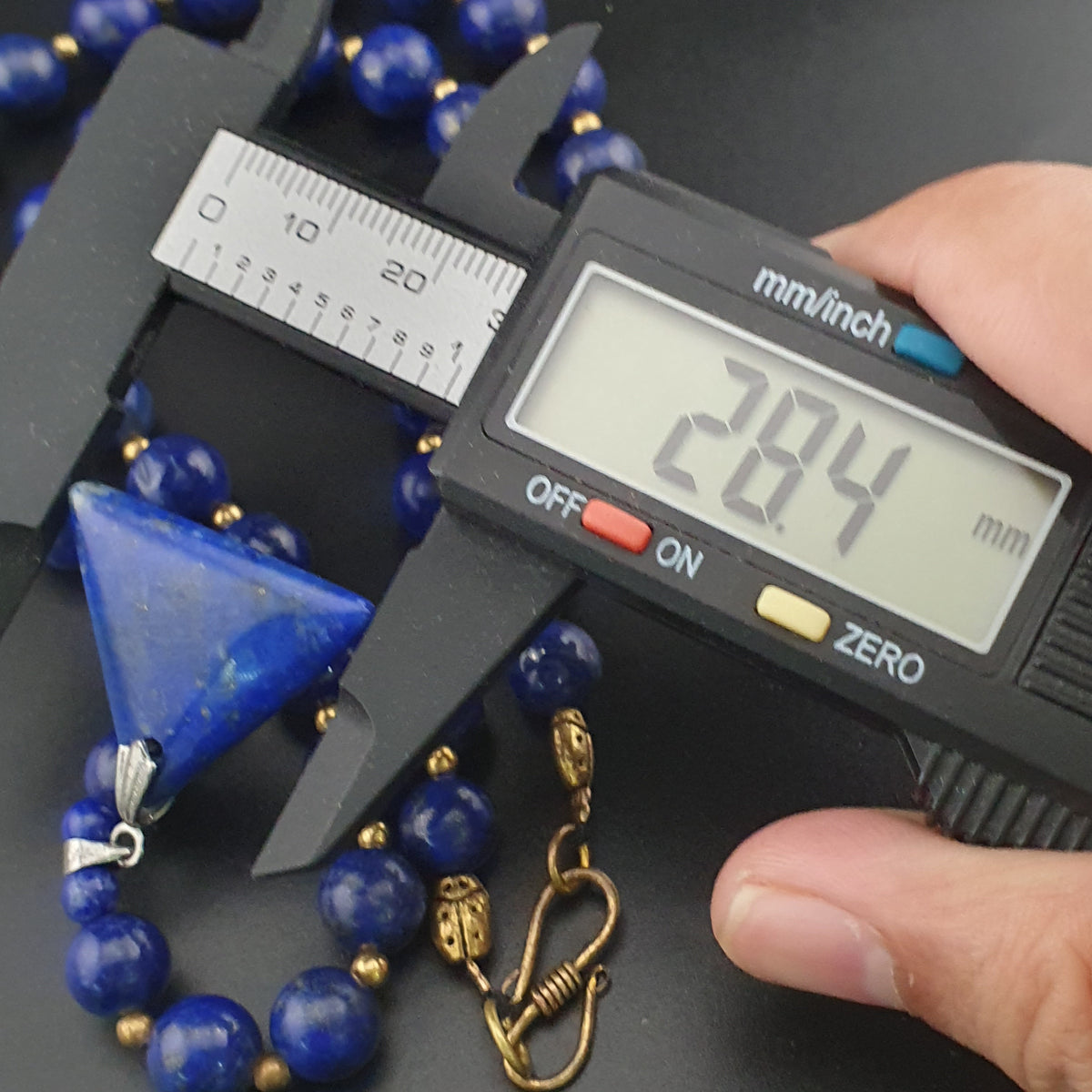 Vintage Lapislazuli-Perlenkette mit silbernem dreieckigem Lapislazuli-Anhänger