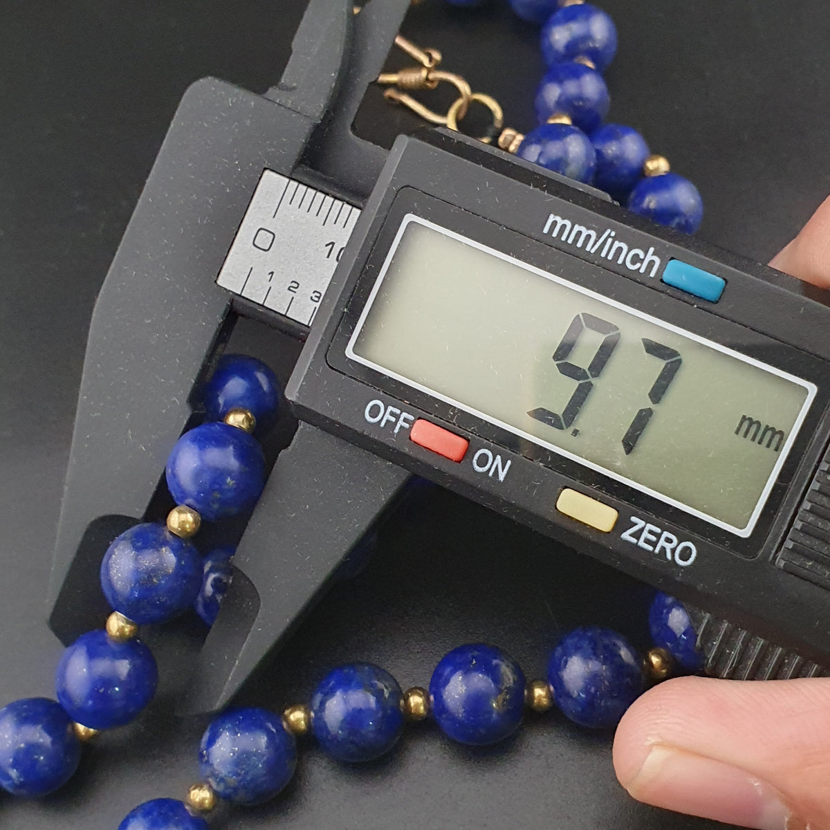 Vintage Lapislazuli-Perlenkette mit silbernem dreieckigem Lapislazuli-Anhänger