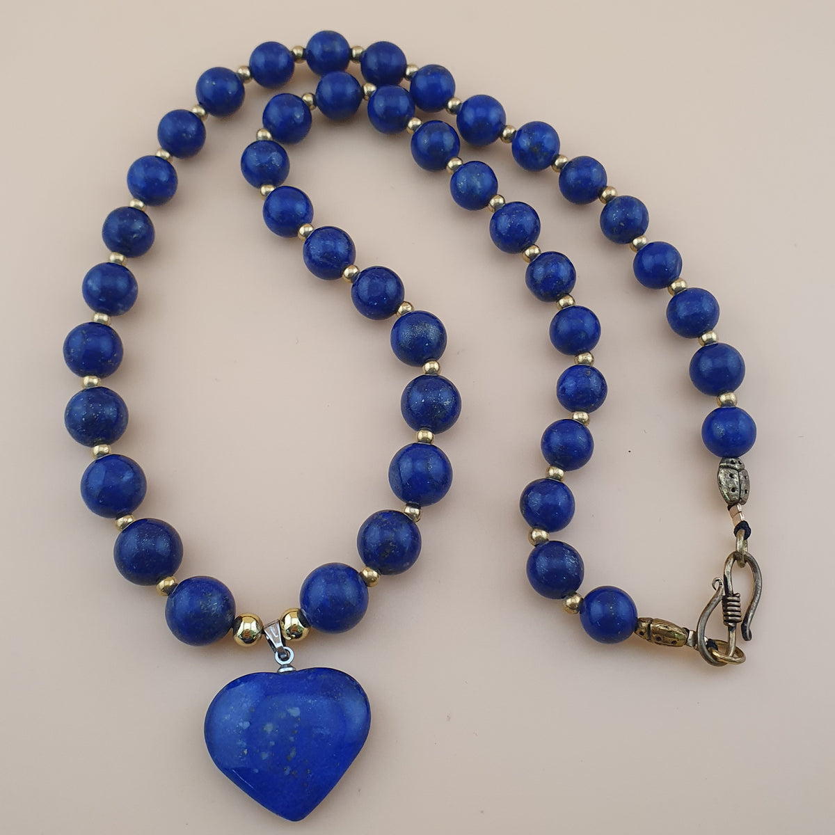 Collier de perles vintage en lapis-lazuli et pendentif cœur