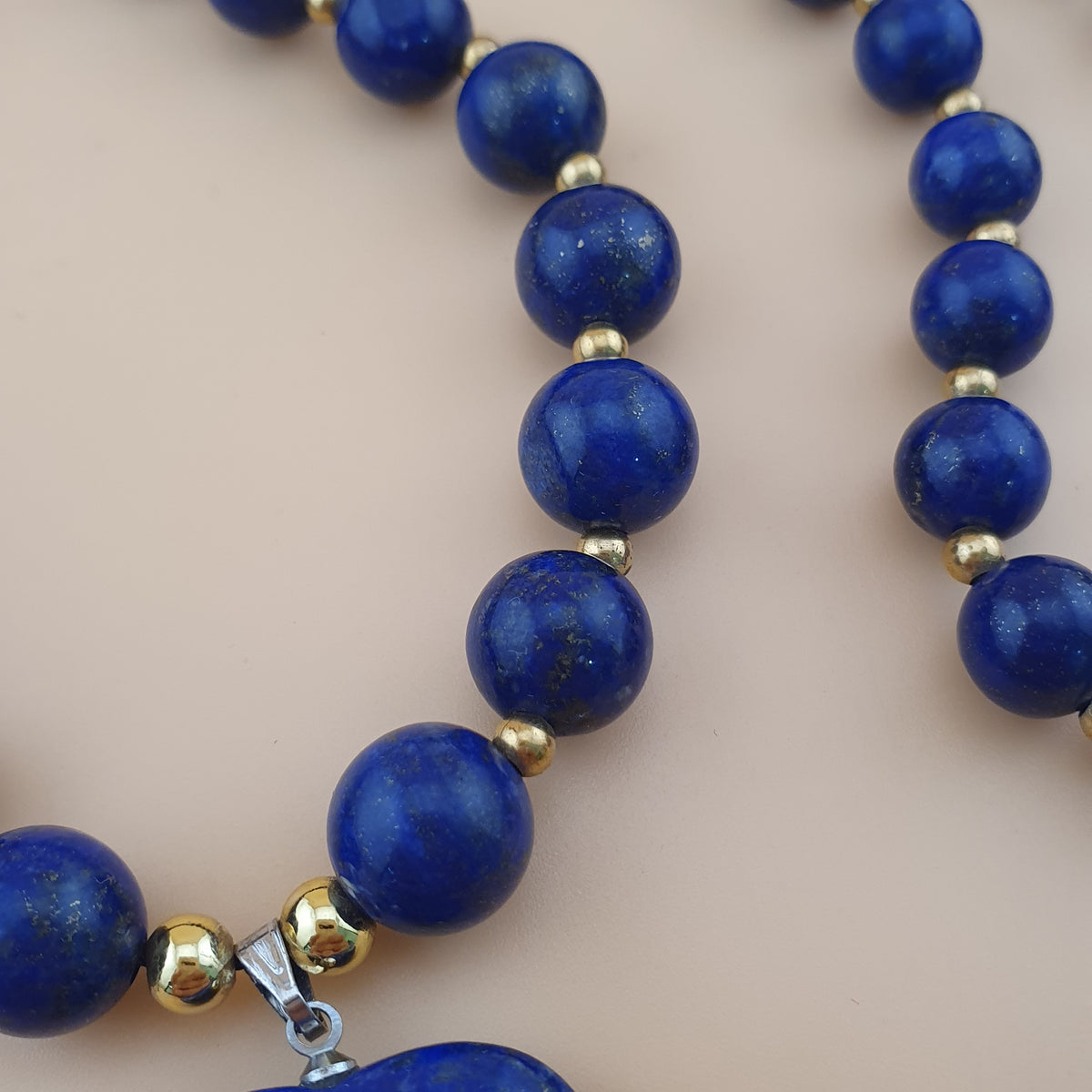 Collier de perles vintage en lapis-lazuli et pendentif cœur