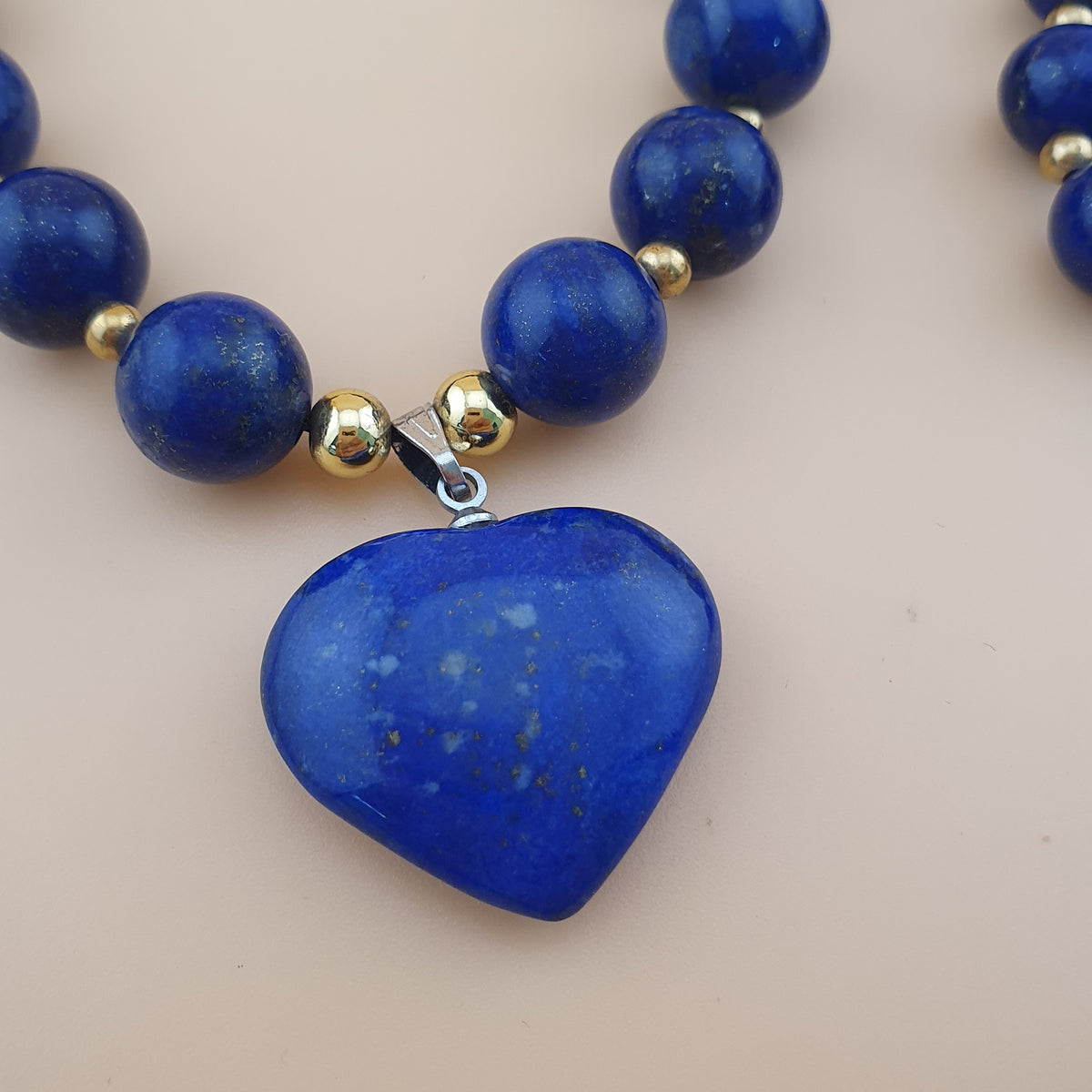 Collier de perles vintage en lapis-lazuli et pendentif cœur
