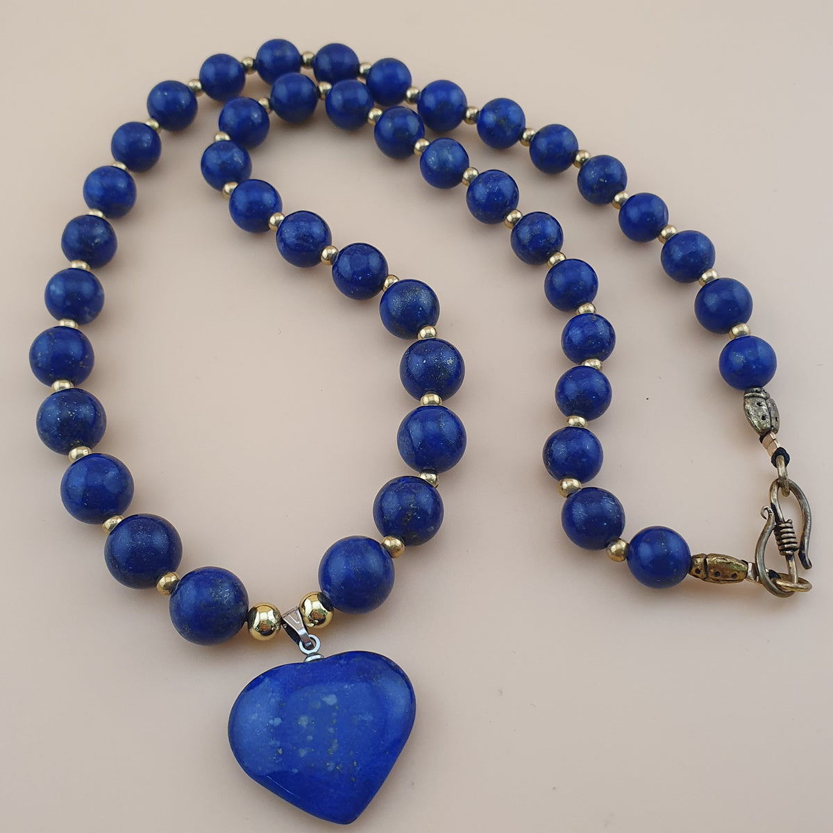 Collier de perles vintage en lapis-lazuli et pendentif cœur