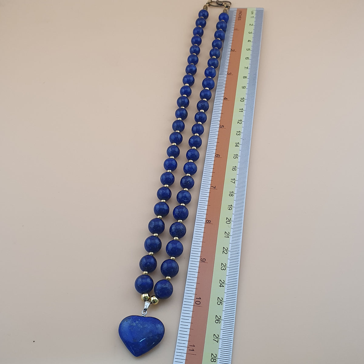 Collier de perles vintage en lapis-lazuli et pendentif cœur